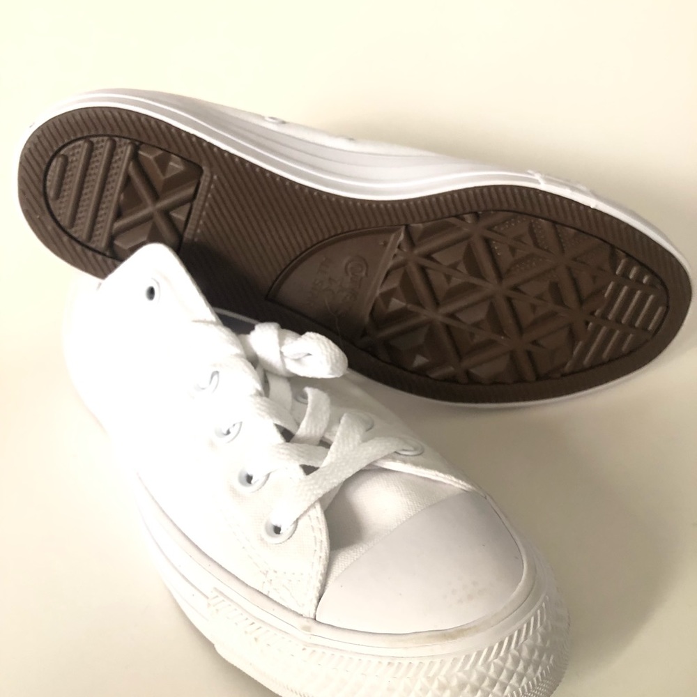 Woman’s Size 9 Converse Sneakers - never worn - Picture 6 of 8